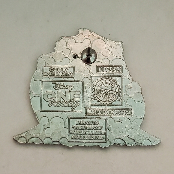 Disney Pin Trading Winnie The Pooh Owl Honeypot LE 750 One Family Pin - Picture 3 of 3